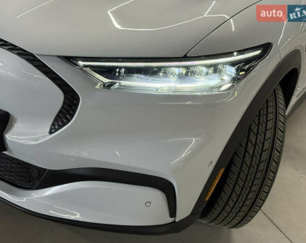 Белый Форд Mustang Mach-E, объемом двигателя 0 л и пробегом 228 тыс. км за 19900 $, фото 5 на Automoto.ua