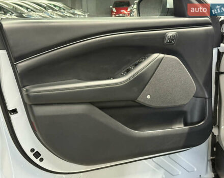 Белый Форд Mustang Mach-E, объемом двигателя 0 л и пробегом 228 тыс. км за 19900 $, фото 74 на Automoto.ua