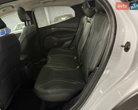 Белый Форд Mustang Mach-E, объемом двигателя 0 л и пробегом 228 тыс. км за 19900 $, фото 42 на Automoto.ua