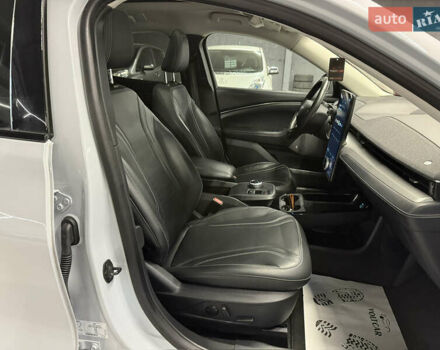 Белый Форд Mustang Mach-E, объемом двигателя 0 л и пробегом 228 тыс. км за 19900 $, фото 68 на Automoto.ua