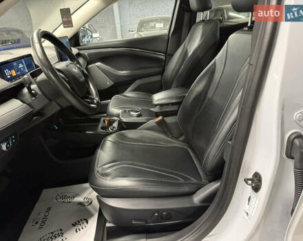 Белый Форд Mustang Mach-E, объемом двигателя 0 л и пробегом 228 тыс. км за 19900 $, фото 62 на Automoto.ua