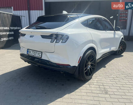 Белый Форд Mustang Mach-E, объемом двигателя 0 л и пробегом 68 тыс. км за 27900 $, фото 4 на Automoto.ua