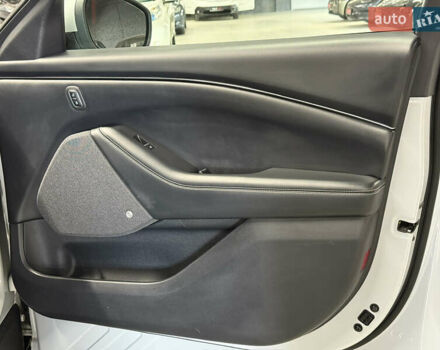 Белый Форд Mustang Mach-E, объемом двигателя 0 л и пробегом 228 тыс. км за 19900 $, фото 66 на Automoto.ua