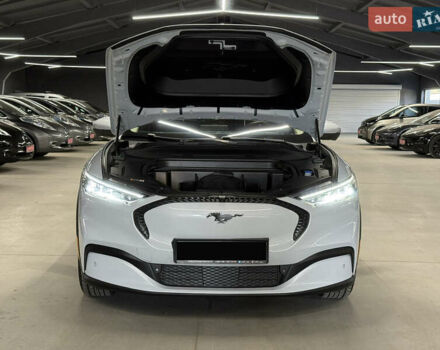 Белый Форд Mustang Mach-E, объемом двигателя 0 л и пробегом 228 тыс. км за 19900 $, фото 28 на Automoto.ua