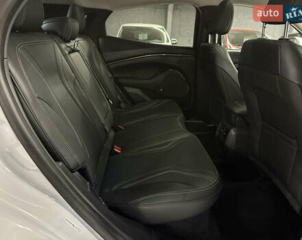 Белый Форд Mustang Mach-E, объемом двигателя 0 л и пробегом 228 тыс. км за 19900 $, фото 46 на Automoto.ua