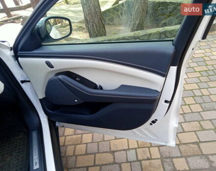 Белый Форд Mustang Mach-E, объемом двигателя 0 л и пробегом 26 тыс. км за 34900 $, фото 27 на Automoto.ua