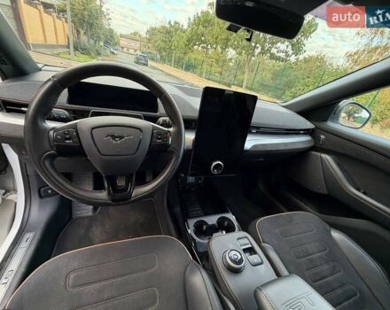 Белый Форд Mustang Mach-E, объемом двигателя 0 л и пробегом 157 тыс. км за 25900 $, фото 5 на Automoto.ua