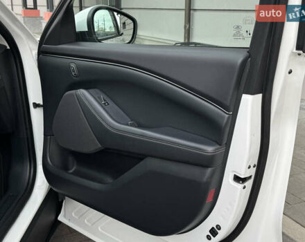 Белый Форд Mustang Mach-E, объемом двигателя 0 л и пробегом 59 тыс. км за 21950 $, фото 72 на Automoto.ua