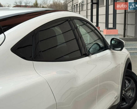 Белый Форд Mustang Mach-E, объемом двигателя 0 л и пробегом 59 тыс. км за 21950 $, фото 53 на Automoto.ua