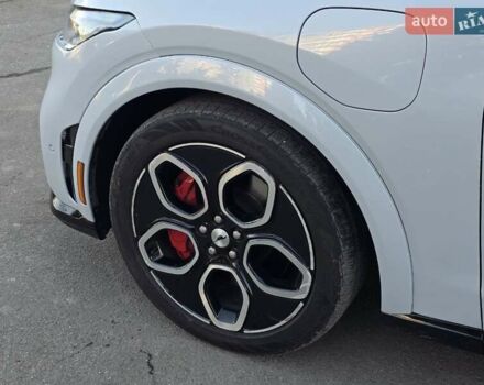 Белый Форд Mustang Mach-E, объемом двигателя 0 л и пробегом 31 тыс. км за 31999 $, фото 32 на Automoto.ua