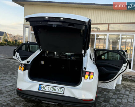 Белый Форд Mustang Mach-E, объемом двигателя 0 л и пробегом 60 тыс. км за 22200 $, фото 52 на Automoto.ua