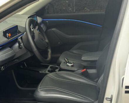 Білий Форд Mustang Mach-E, об'ємом двигуна 0 л та пробігом 8 тис. км за 26700 $, фото 7 на Automoto.ua