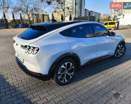Белый Форд Mustang Mach-E, объемом двигателя 0 л и пробегом 8 тыс. км за 26900 $, фото 4 на Automoto.ua