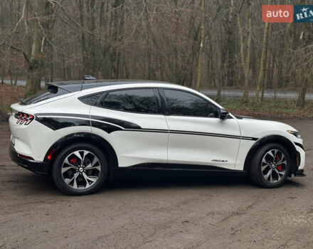 Білий Форд Mustang Mach-E, об'ємом двигуна 0 л та пробігом 8 тис. км за 26700 $, фото 4 на Automoto.ua
