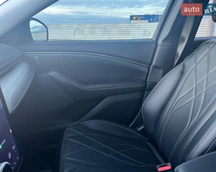Черный Форд Mustang Mach-E, объемом двигателя 0 л и пробегом 26 тыс. км за 27590 $, фото 30 на Automoto.ua