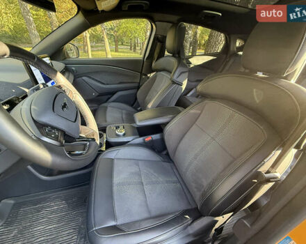 Желтый Форд Mustang Mach-E, объемом двигателя 0 л и пробегом 18 тыс. км за 49000 $, фото 8 на Automoto.ua