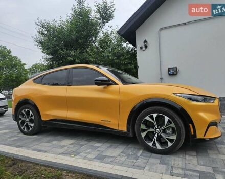 Желтый Форд Mustang Mach-E, объемом двигателя 0 л и пробегом 33 тыс. км за 27500 $, фото 3 на Automoto.ua