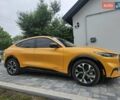 Желтый Форд Mustang Mach-E, объемом двигателя 0 л и пробегом 33 тыс. км за 27500 $, фото 3 на Automoto.ua