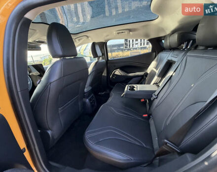 Желтый Форд Mustang Mach-E, объемом двигателя 0 л и пробегом 37 тыс. км за 28900 $, фото 12 на Automoto.ua