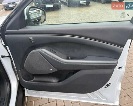 Серый Форд Mustang Mach-E, объемом двигателя 0 л и пробегом 110 тыс. км за 22900 $, фото 22 на Automoto.ua