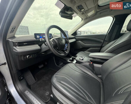 Серый Форд Mustang Mach-E, объемом двигателя 0 л и пробегом 55 тыс. км за 23500 $, фото 42 на Automoto.ua