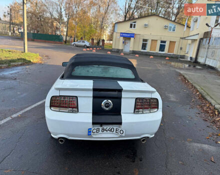 Белый Форд Мустанг, объемом двигателя 4 л и пробегом 123 тыс. км за 9500 $, фото 1 на Automoto.ua