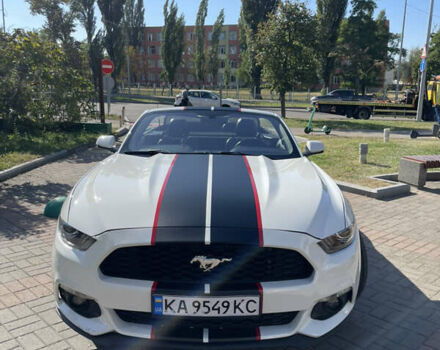 Белый Форд Мустанг, объемом двигателя 2.26 л и пробегом 140 тыс. км за 12444 $, фото 7 на Automoto.ua