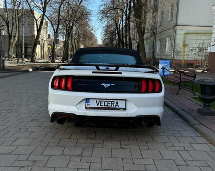 Белый Форд Мустанг, объемом двигателя 2.26 л и пробегом 77 тыс. км за 16500 $, фото 7 на Automoto.ua