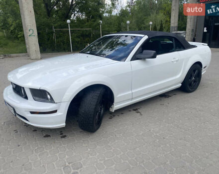 Белый Форд Мустанг, объемом двигателя 4 л и пробегом 120 тыс. км за 10500 $, фото 7 на Automoto.ua
