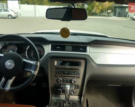 Белый Форд Мустанг, объемом двигателя 3.7 л и пробегом 110 тыс. км за 17000 $, фото 7 на Automoto.ua