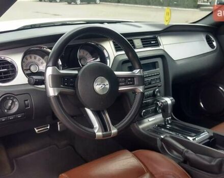 Белый Форд Мустанг, объемом двигателя 3.7 л и пробегом 110 тыс. км за 17000 $, фото 4 на Automoto.ua