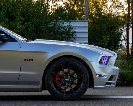 Білий Форд Мустанг, об'ємом двигуна 5 л та пробігом 99 тис. км за 30000 $, фото 5 на Automoto.ua