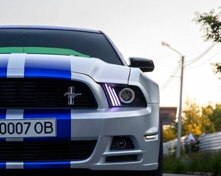 Білий Форд Мустанг, об'ємом двигуна 5 л та пробігом 99 тис. км за 30000 $, фото 4 на Automoto.ua