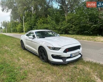 Белый Форд Мустанг, объемом двигателя 2.26 л и пробегом 179 тыс. км за 13900 $, фото 2 на Automoto.ua