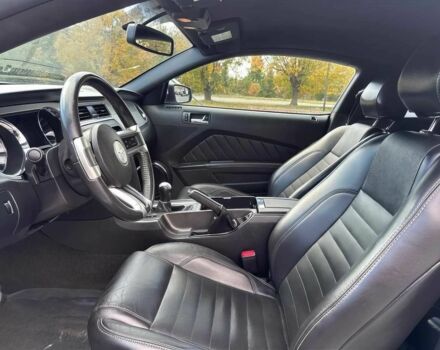 Белый Форд Мустанг, объемом двигателя 5 л и пробегом 84 тыс. км за 8400 $, фото 6 на Automoto.ua