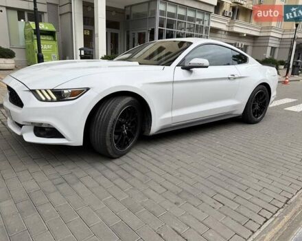 Белый Форд Мустанг, объемом двигателя 2.3 л и пробегом 144 тыс. км за 15500 $, фото 6 на Automoto.ua