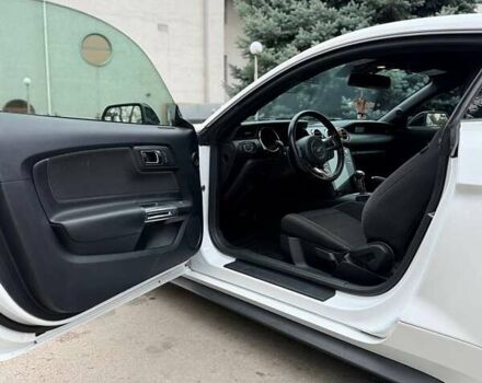 Белый Форд Мустанг, объемом двигателя 3.72 л и пробегом 154 тыс. км за 15500 $, фото 8 на Automoto.ua