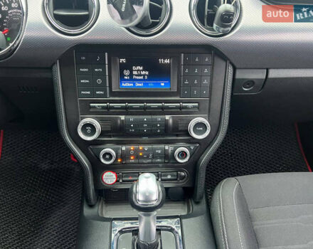 Белый Форд Мустанг, объемом двигателя 2.26 л и пробегом 103 тыс. км за 15500 $, фото 17 на Automoto.ua