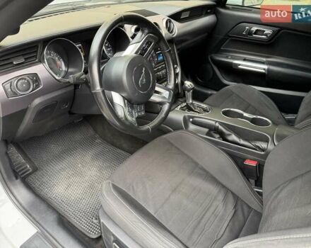 Белый Форд Мустанг, объемом двигателя 2.3 л и пробегом 144 тыс. км за 15500 $, фото 8 на Automoto.ua