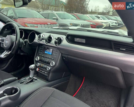 Белый Форд Мустанг, объемом двигателя 2.26 л и пробегом 103 тыс. км за 15500 $, фото 15 на Automoto.ua