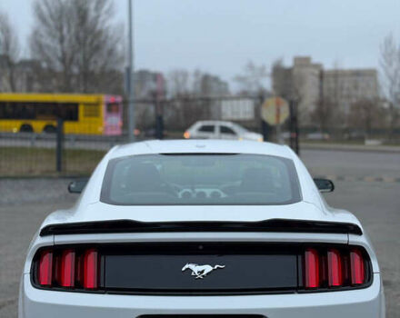 Белый Форд Мустанг, объемом двигателя 2.26 л и пробегом 170 тыс. км за 10500 $, фото 4 на Automoto.ua