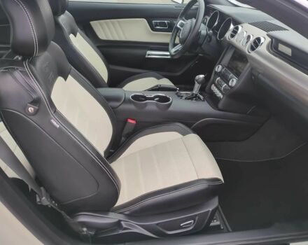 Белый Форд Мустанг, объемом двигателя 5 л и пробегом 71 тыс. км за 5600 $, фото 10 на Automoto.ua