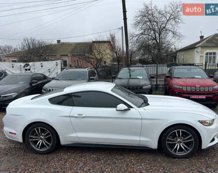 Белый Форд Мустанг, объемом двигателя 2.26 л и пробегом 103 тыс. км за 15500 $, фото 7 на Automoto.ua