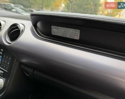 Белый Форд Мустанг, объемом двигателя 2.3 л и пробегом 144 тыс. км за 15500 $, фото 14 на Automoto.ua