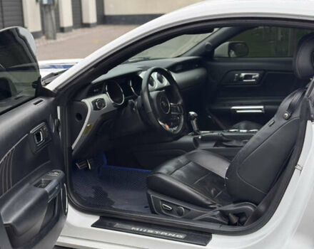 Белый Форд Мустанг, объемом двигателя 2.26 л и пробегом 164 тыс. км за 10999 $, фото 6 на Automoto.ua