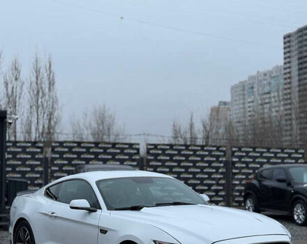 Белый Форд Мустанг, объемом двигателя 2.26 л и пробегом 170 тыс. км за 10500 $, фото 2 на Automoto.ua