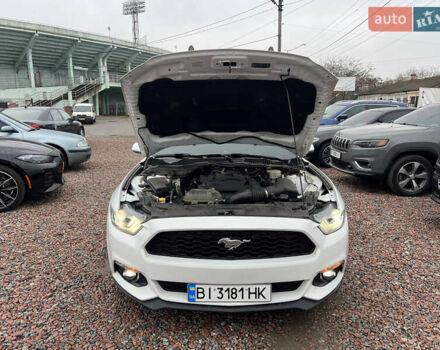 Белый Форд Мустанг, объемом двигателя 2.26 л и пробегом 103 тыс. км за 15500 $, фото 10 на Automoto.ua