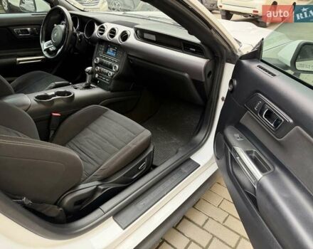 Белый Форд Мустанг, объемом двигателя 2.3 л и пробегом 144 тыс. км за 15500 $, фото 13 на Automoto.ua