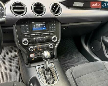 Белый Форд Мустанг, объемом двигателя 2.3 л и пробегом 144 тыс. км за 15500 $, фото 10 на Automoto.ua