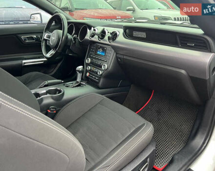 Белый Форд Мустанг, объемом двигателя 2.26 л и пробегом 103 тыс. км за 15500 $, фото 13 на Automoto.ua